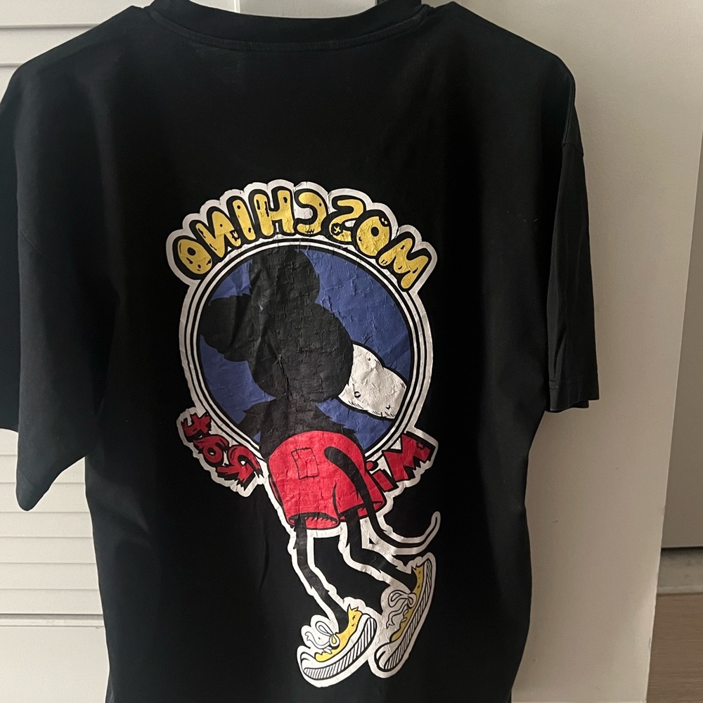 Black moschino tshirt